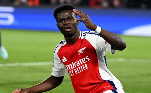 Bukayo Saka bỏ lỡ cơ hội sút vào gôn trống trước PSG