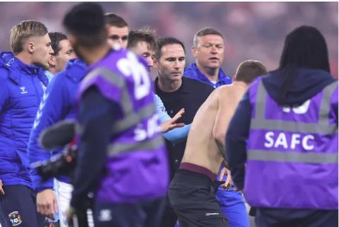 Frank Lampard xô xát với người hâm mộ Sunderland sau thất bại của Coventry 