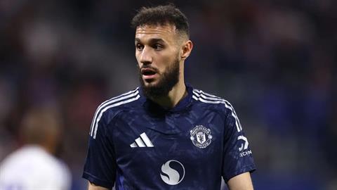 Noussair Mazraoui thừa nhận đang trải qua một mùa giải đau đớn ở MU
