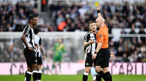 Premier League ra luật mới để bảo vệ trọng tài