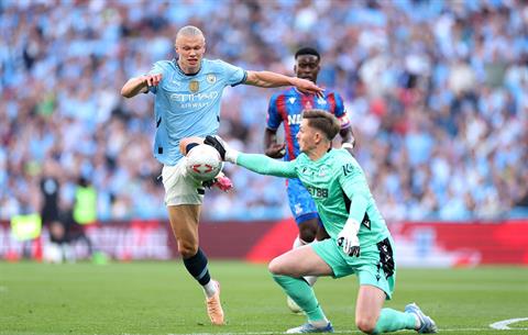 Thủ môn Crystal Palace thoát thẻ đỏ đầy tranh cãi trước Man City