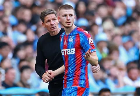 Vì sao Adam Wharton vắng mặt khi Crystal Palace ăn mừng chức vô địch FA Cup?