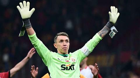 Thủ môn ghi bàn từ chấm phạt đền, Galatasaray đăng quang Super Lig