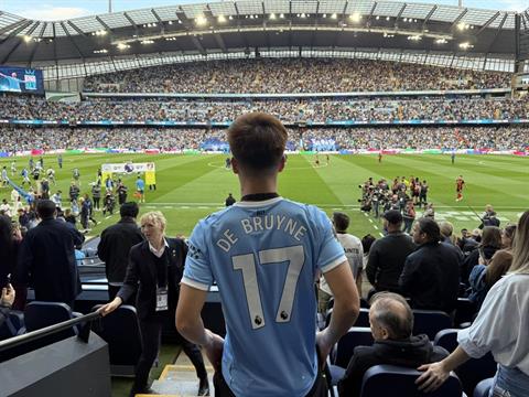 Hoàng Đức dự trận đấu cuối của Kevin De Bruyne tại Etihad