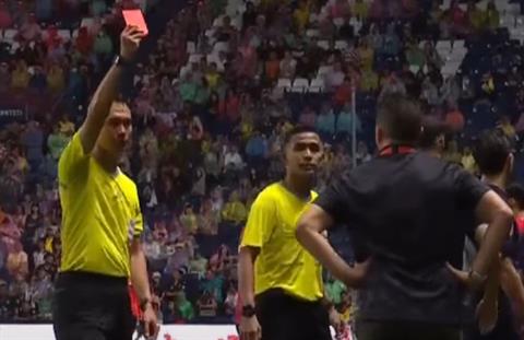 HLV trưởng và trợ lý đội Buriram dính thẻ đỏ vì hành động kém fair-play