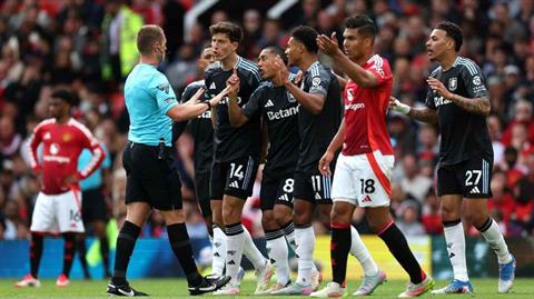 Aston Villa gửi đơn khiếu nại trọng tài sau trận thua Man United
