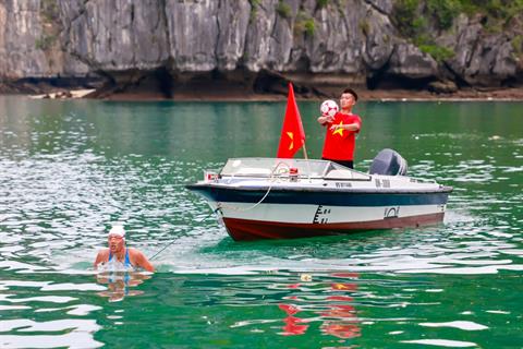 Ánh Viên kéo thuyền cho Đỗ Kim Phúc tâng bóng trên biển