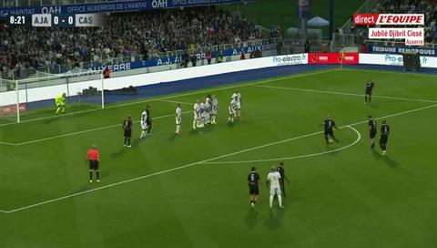 Thierry Henry đá phạt trực tiếp thành bàn đẳng cấp ở tuổi 47