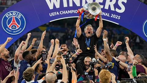 HLV Luis Enrique sánh ngang Pep sau danh hiệu Champions League 2024/25