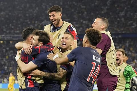 Steven Gerrard: Tôi năm nay 45 tuổi rồi nhưng chưa từng chứng kiến một màn trình diễn như vậy