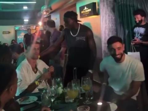 Bruno Fernandes ăn tối cùng sao Al Hilal giữa tin đồn rời MU
