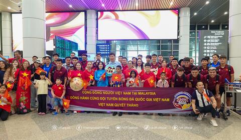 Thầy trò HLV Kim Sang Sik được chào đón khi tới Malaysia