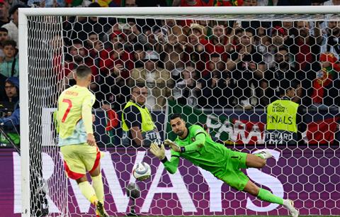 Luis de la Fuente nhận trách nhiệm sau cú đá penalty hỏng ăn của Morata