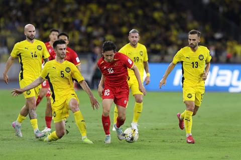 Malaysia 4-0 Việt Nam: Khi nhà vua cũng... chào thua nhập tịch