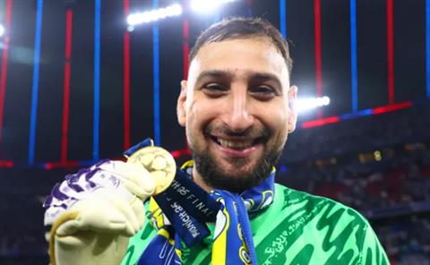 Gianluigi Donnarumma có câu trả lời cho MU và Man City