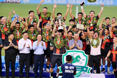 Phù Đổng Ninh Bình nâng cúp vô địch Hạng Nhất Quốc Gia 2024/2025