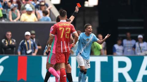 Pep Guardiola không đồng tình với quyết định rút thẻ đỏ Rico Lewis