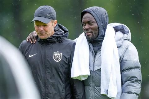 Huyền thoại Michael Essien tiếp tục thi đấu ở tuổi 42