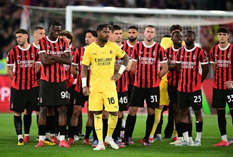 Vì sao AC Milan rơi vào tình cảnh bi đát?