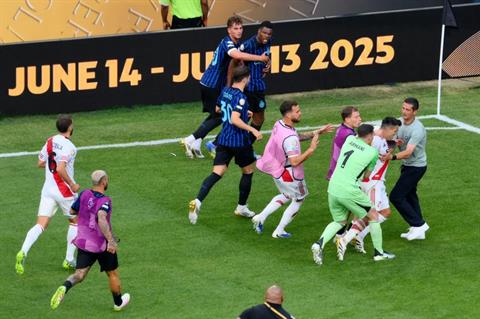 Denzel Dumfries bị đuổi đánh sau trận đấu ở Club World Cup