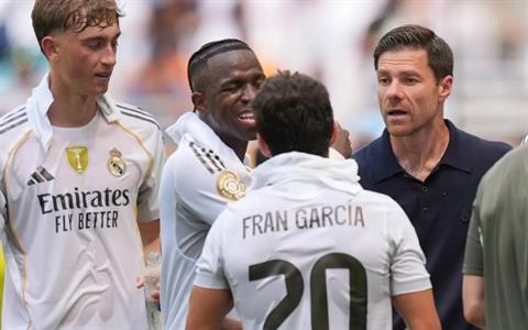 Xabi Alonso nhắc nhở Vinicius và Mbappe về vấn đề phòng ngự