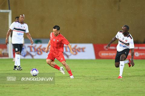 Văn Quyết tỏa sáng trước Wes Brown, Sheringham
