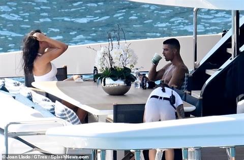 Cristiano Ronaldo tận hưởng mùa hè trên du thuyền tại Mallorca