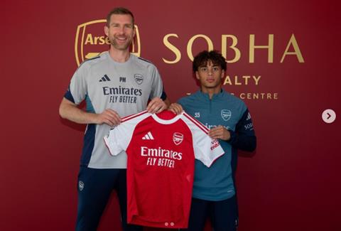 Con trai Ryan Bertrand ký hợp đồng với Arsenal