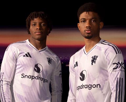 Man Utd chính thức trình làng áo sân khách mùa tới