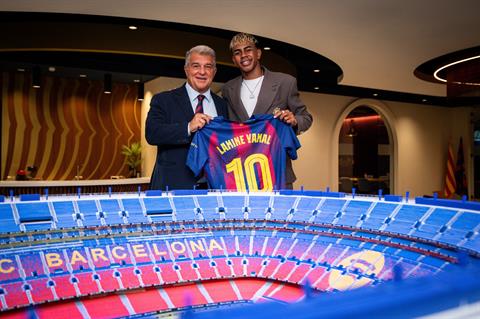 Lamine Yamal và chiếc áo số 10 của Barcelona: Vinh dự và áp lực