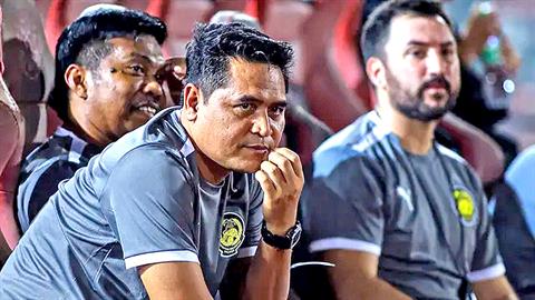 HLV U23 Malaysia rơi lệ sau khi chứng kiến đội nhà dừng bước tại giải U23 Đông Nam Á