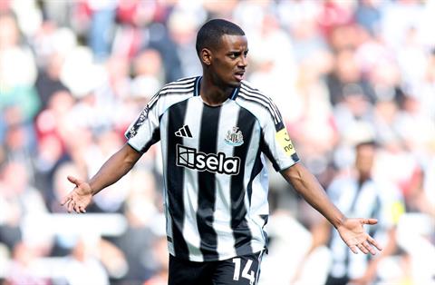 Alexander Isak làm khó Newcastle