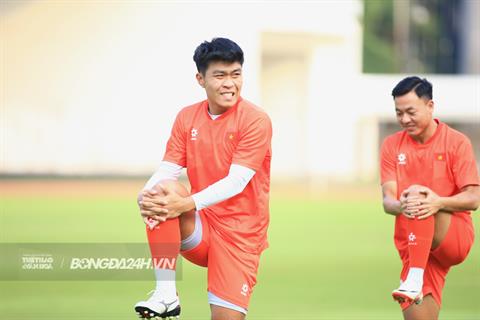 Lý Đức báo tin mừng cho HLV Kim Sang Sik