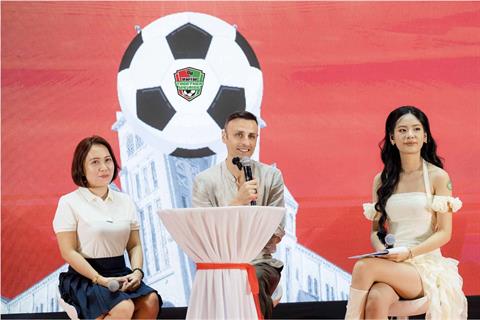 Dimitar Berbatov tái ngộ fan Việt tại sự kiện Together We Rise