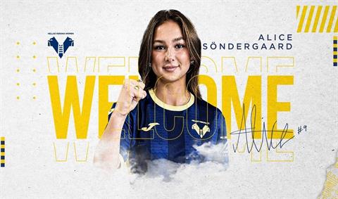 Tân binh Serie A được ca ngợi là "nữ cầu thủ quyến rũ nhất thế giới"