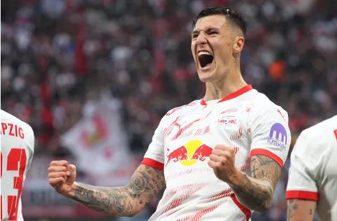 Newcastle gia nhập cuộc đua giành Benjamin Sesko