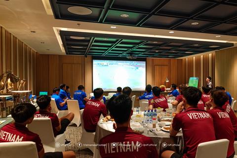 Đội tuyển U23 Việt Nam tranh thủ quan sát đối thủ khi dùng bữa tối 