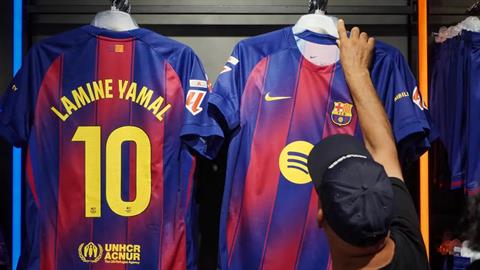 Barcelona ép Spotify đàm phán lại hợp đồng áo đấu