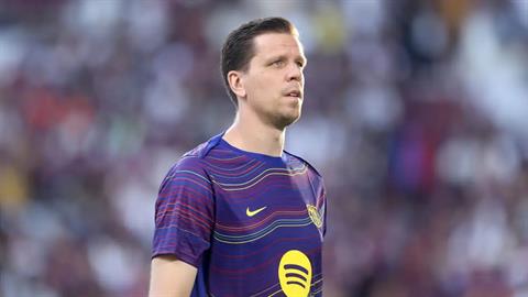 Thủ môn Wojciech Szczesny than phiền lối chơi của Flick