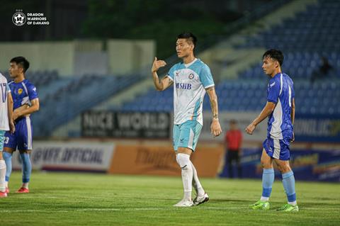Kim Dong Su bật khóc khi được SHB Đà Nẵng ký hợp đồng