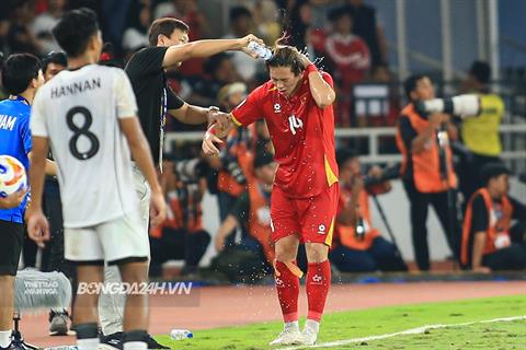 HLV Kim Sang Sik dội nước cho Viktor Lê