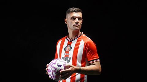 Granit Xhaka chính thức trở lại Premier League