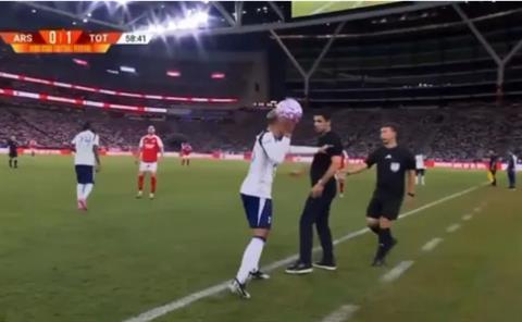 Mikel Arteta bị chỉ trích vì va chạm với Pedro Porro