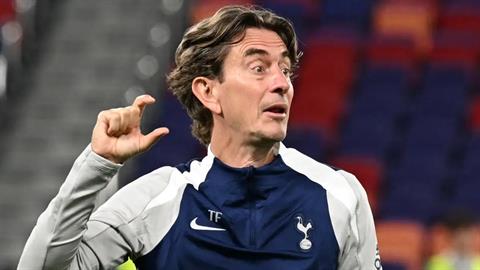 HLV Thomas Frank vui mừng sau khi Spurs đánh bại Arsenal