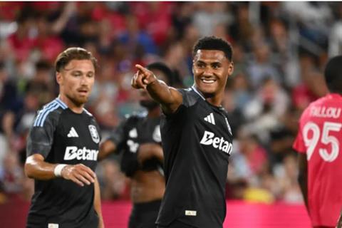 Ollie Watkins có câu trả lời cho MU