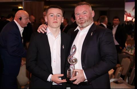 Con trai Rooney được đôn lên đội U19 Man United ở tuổi 15