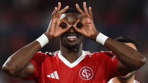 Man United nhắm sát thủ 1m92 người Brazil