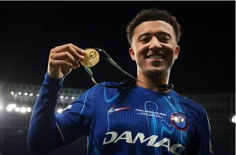 Jadon Sancho có câu trả lời cho Besiktas