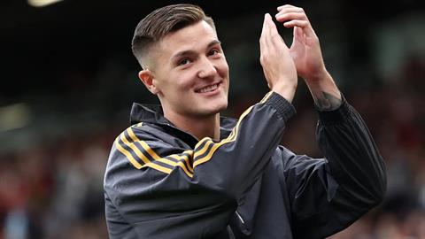 Barcelona đau đớn vì hụt Benjamin Sesko vào tay Man United