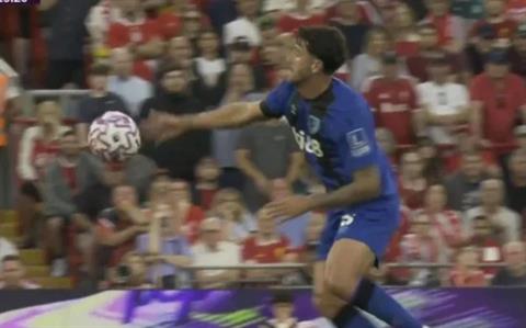 Jamie Carragher chỉ trích VAR vì để sao Bournemouth thoát thẻ đỏ